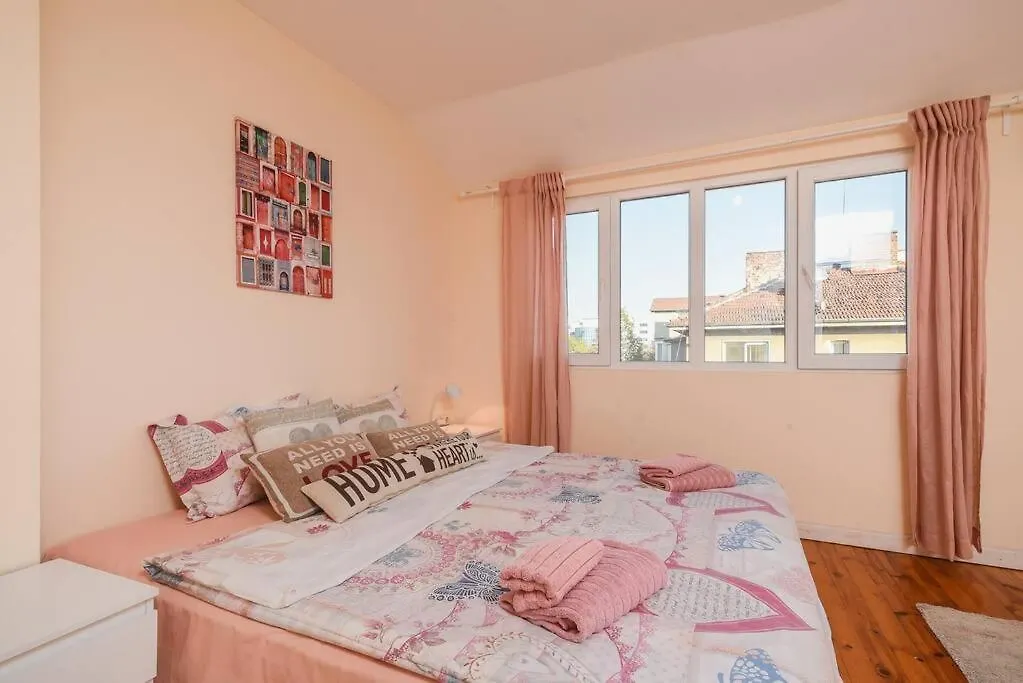 Spacious And Cozy 3 Bedroom Apartment In Downtown Sofia