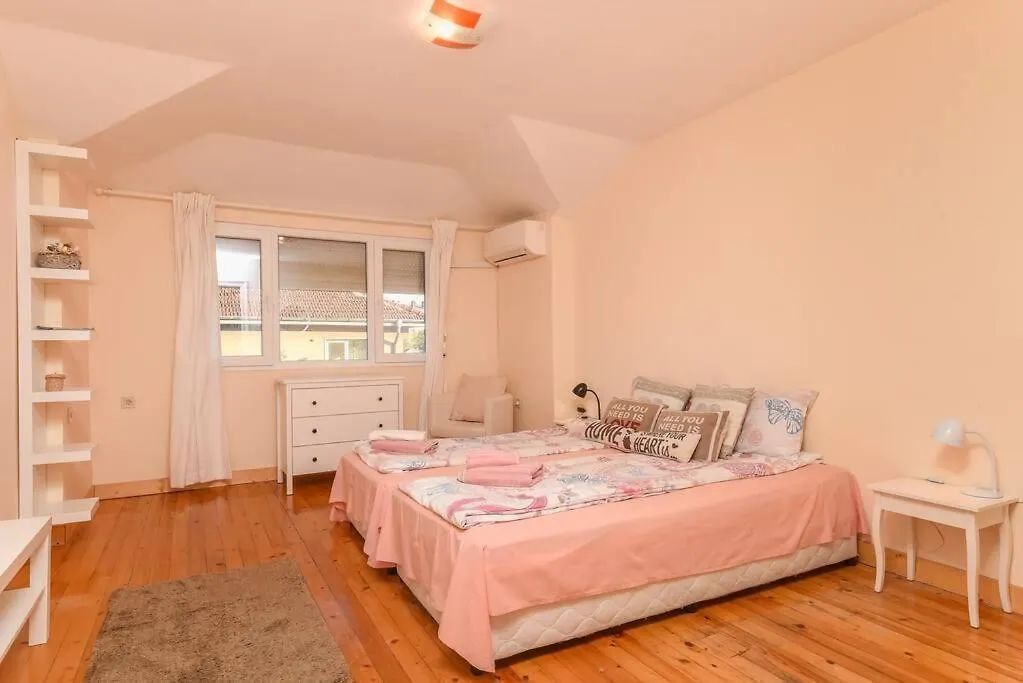 Spacious And Cozy 3 Bedroom Apartment In Downtown Sofia