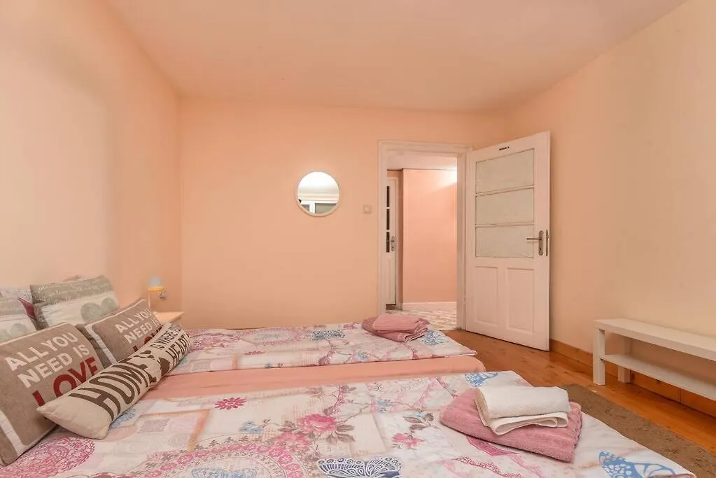 Spacious And Cozy 3 Bedroom Apartment In Downtown Sofia Bulgarien